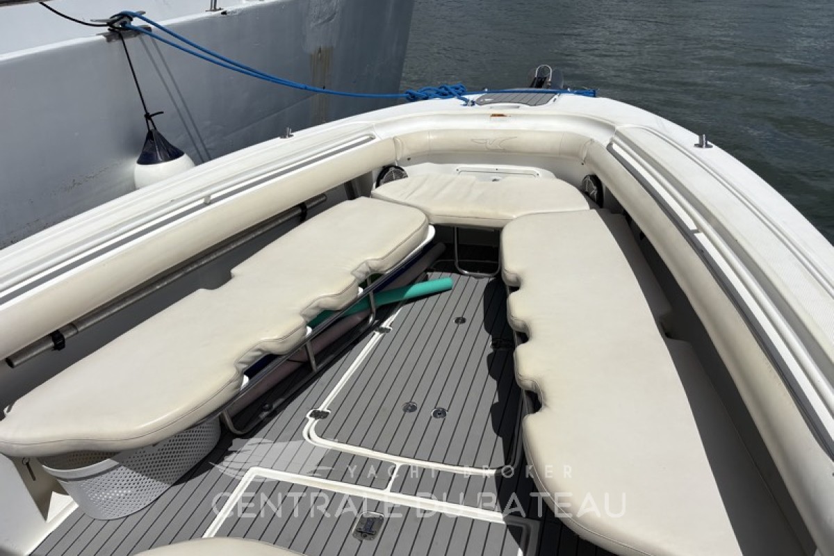 Vue banquette avant côté droit Scarab 32 - Centrale du Bateau
