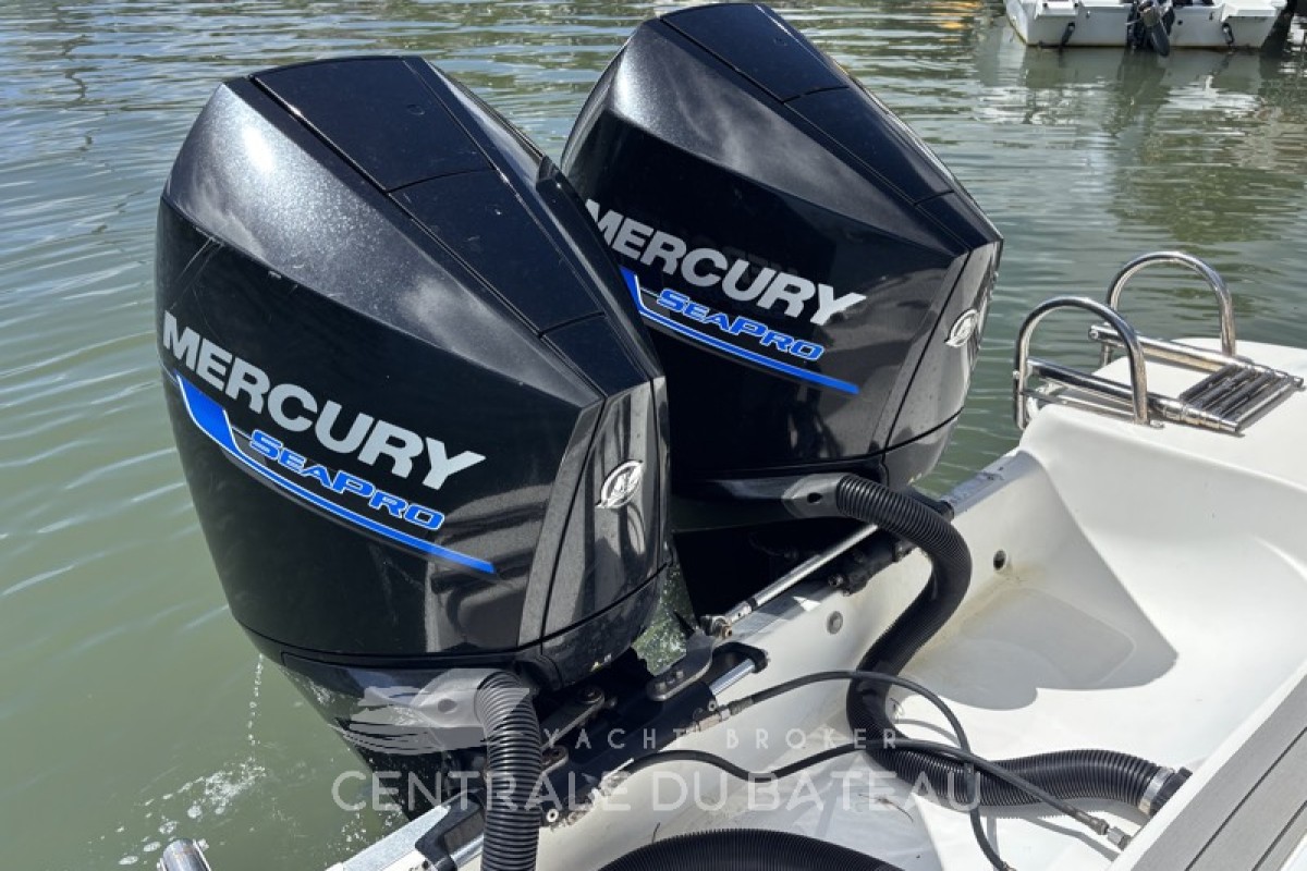 Vue profil gauche moteur Mercury V8 en Martinique - Centrale du Bateau