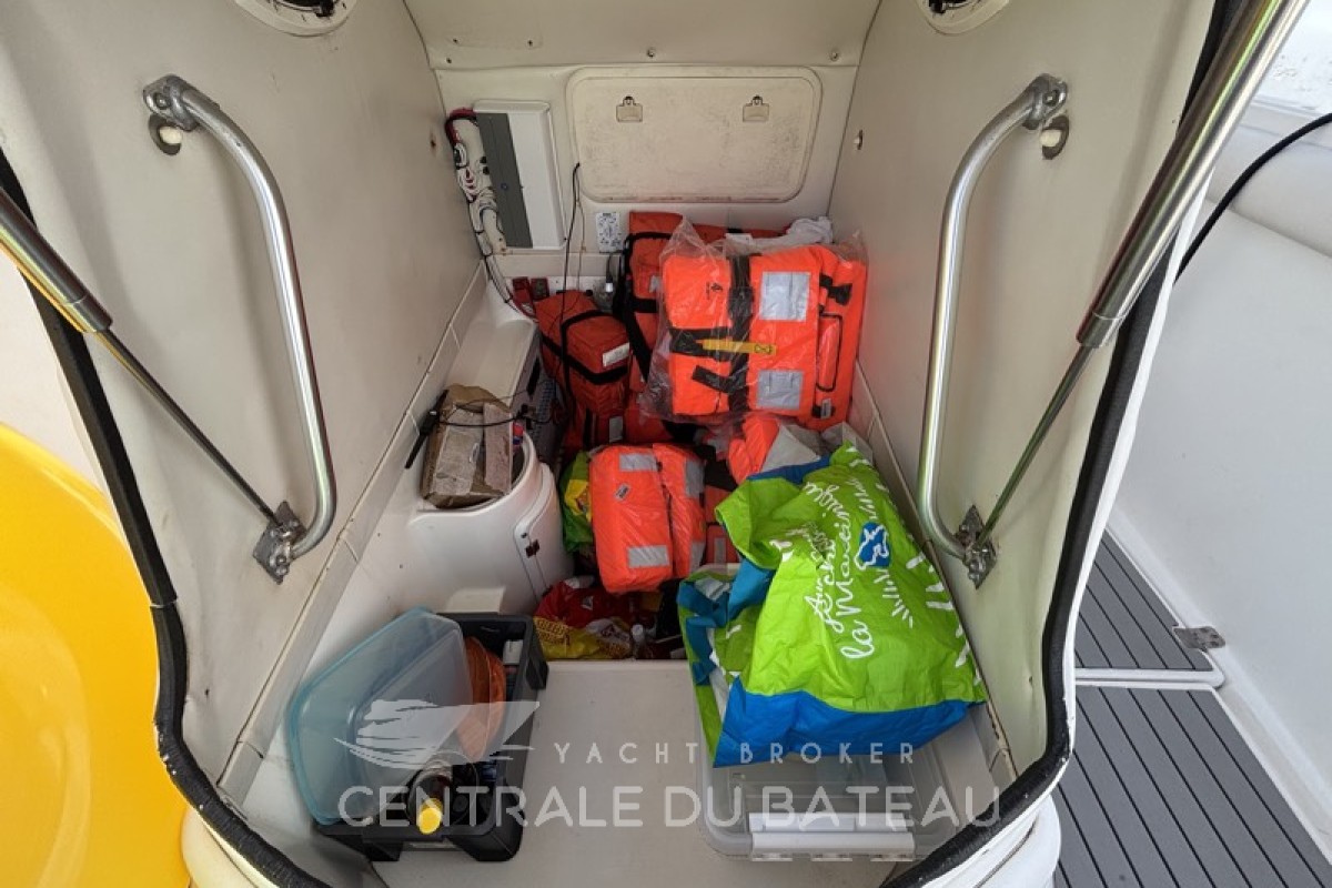 Vue intérieure console Wellcraft Scarab 32 - Centrale du Bateau