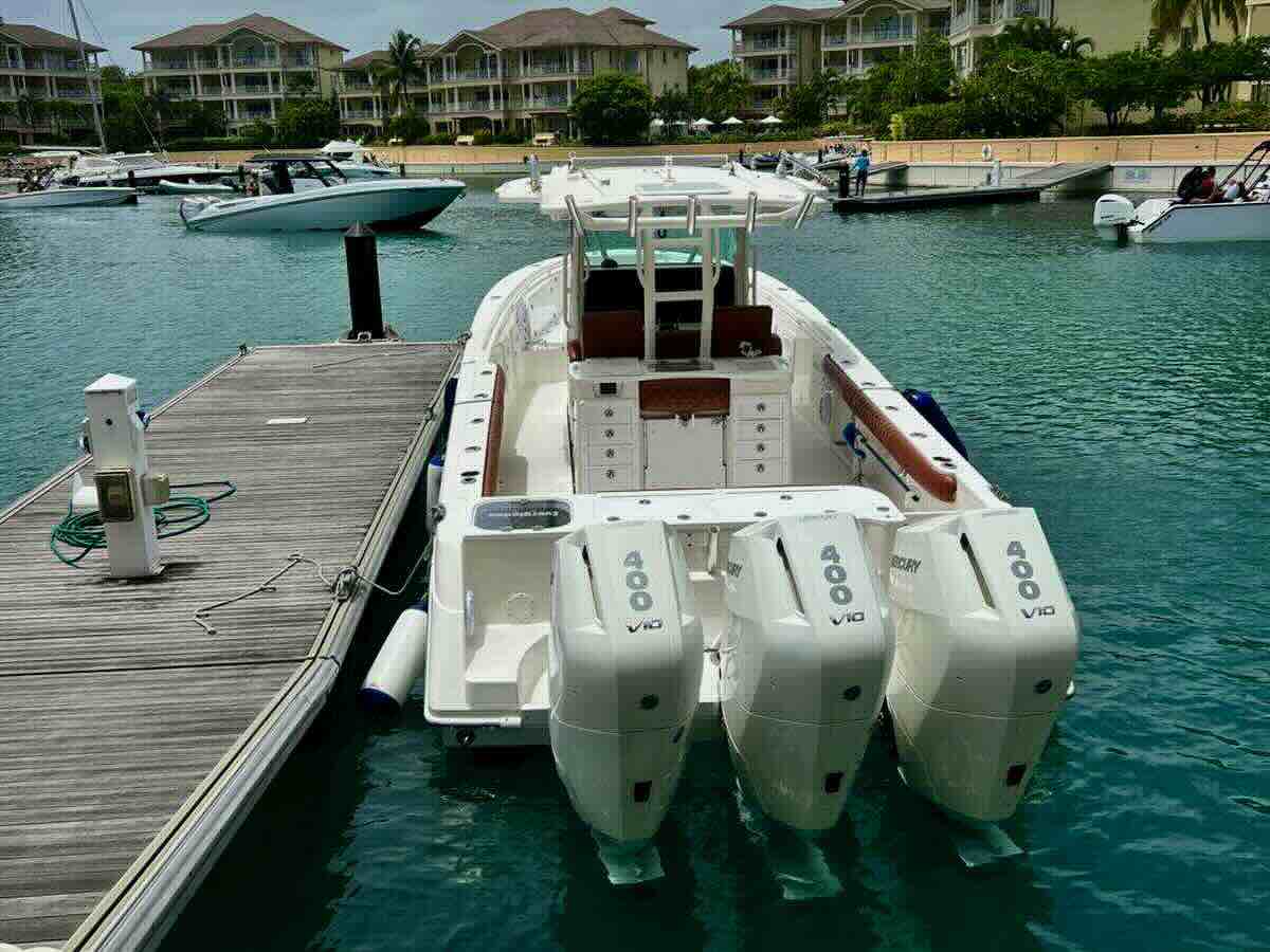 Bateau d’occasion remotorisé avec trois moteurs hors-bord récents au Marin, Martinique - Centrale du Bateau